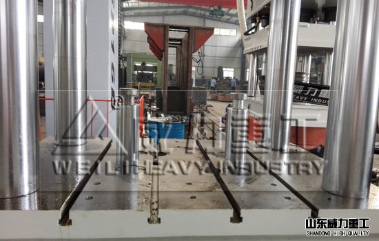 木工課桌椅成型四柱油壓機(jī)工作臺面的設(shè)計原理